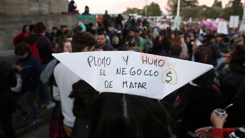 Una multitud en el Monumento se reunió para decir basta a la quema en las islas. 