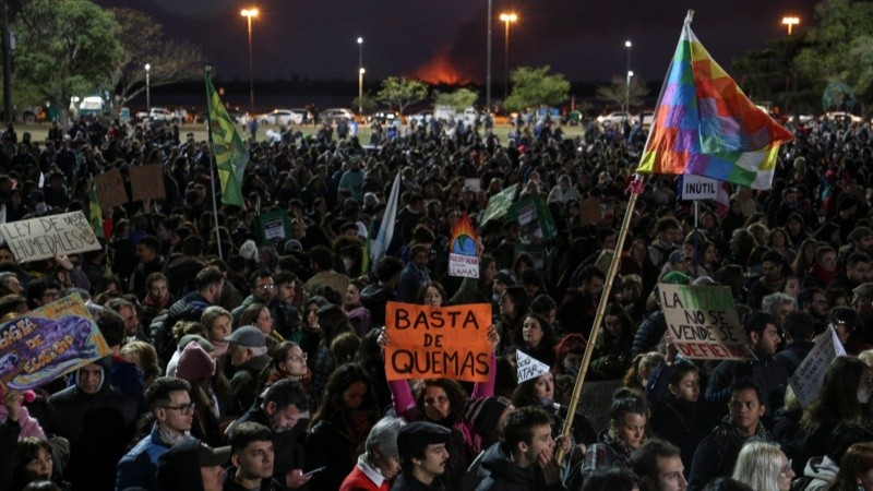 Una multitud en el Monumento se reunió para decir basta a la quema en las islas. 