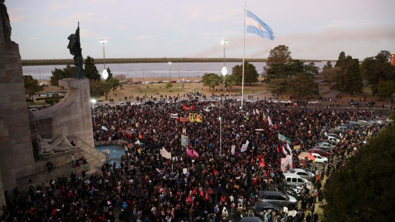 Una multitud en el Monumento se reunió para decir basta a la quema en las islas. 