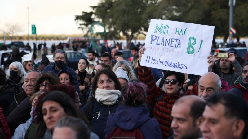 Una multitud en el Monumento se reunió para decir basta a la quema en las islas. 