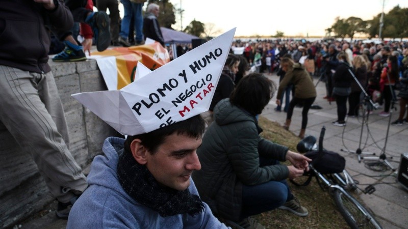 Una multitud en el Monumento se reunió para decir basta a la quema en las islas. 