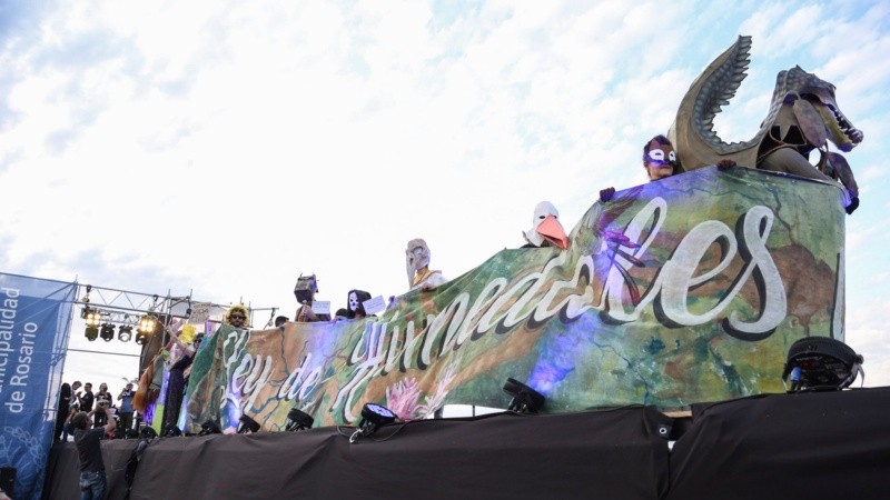 El desfile cerró con el pedido unánime de basta de quemas en las islas. 