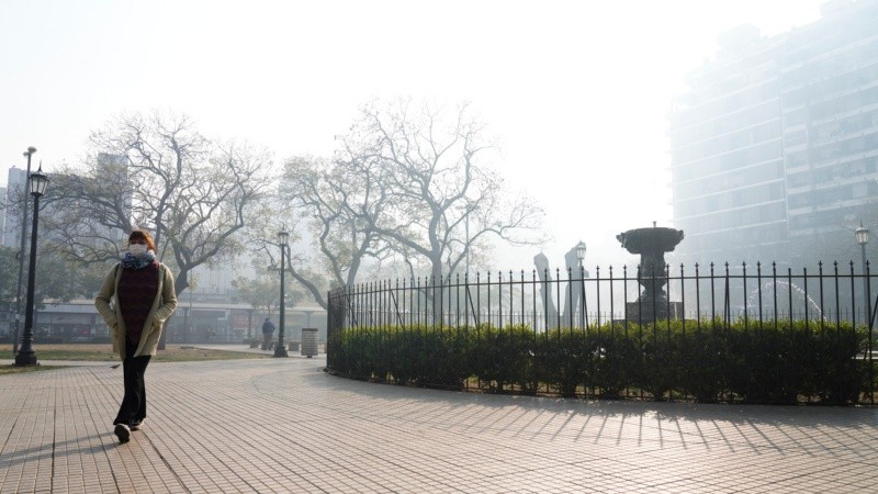 El humo invadió la ciudad este martes. 