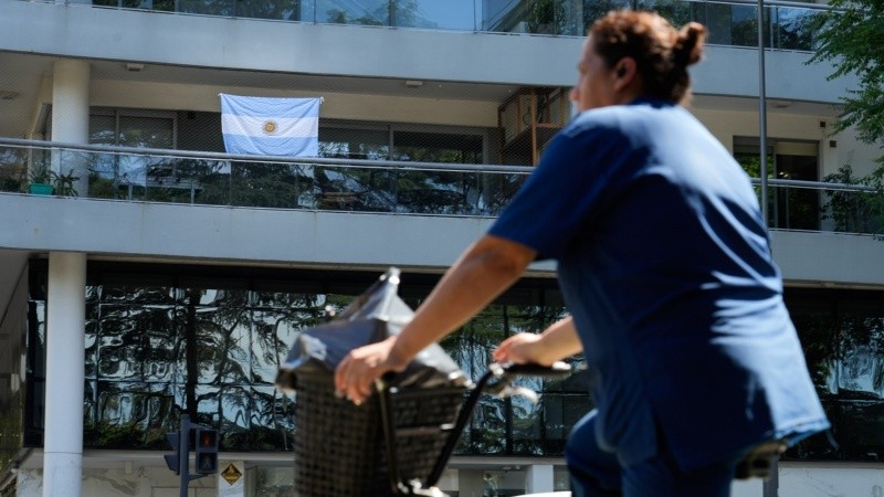 Una de las tantas banderas colgadas en los balcones.