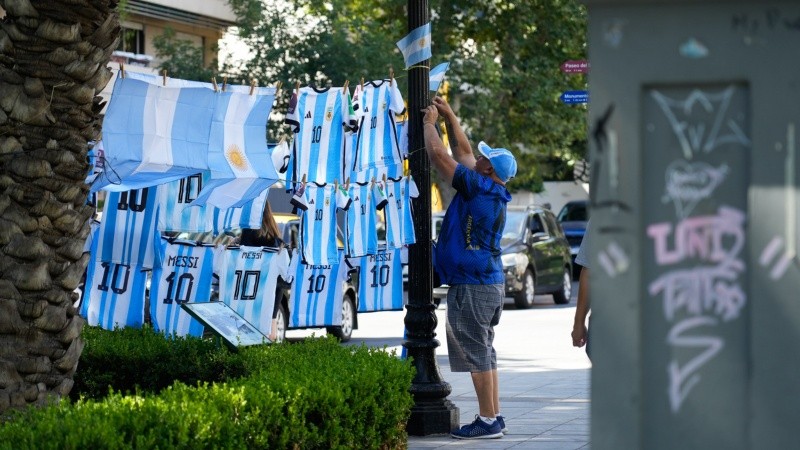 Un hombre se prepara este martes para las ventas en la previa del partido sobre bulevard Oroño.