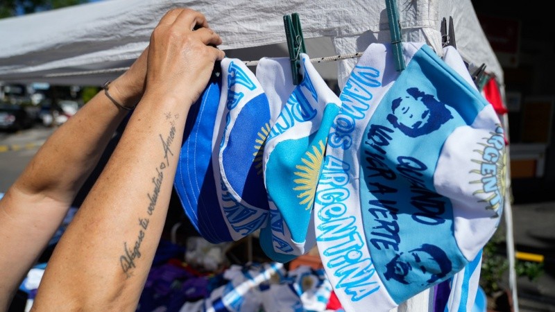 Gorritos de todo tipo en un puesto de ventas de Pellegrini.