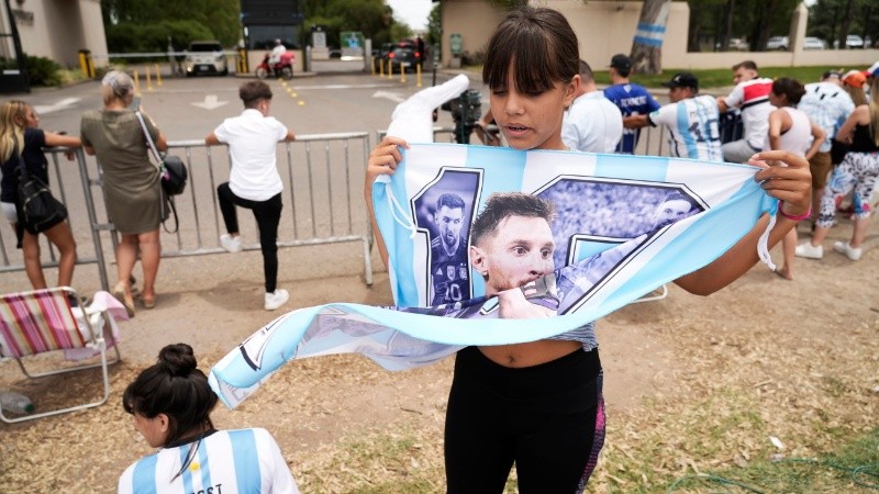 Hinchas fanáticos de Messi a la espera de una foto. 