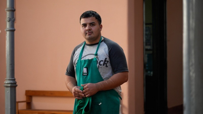 Alexis con su delantal de cocinero en Tercer Tiempo. 