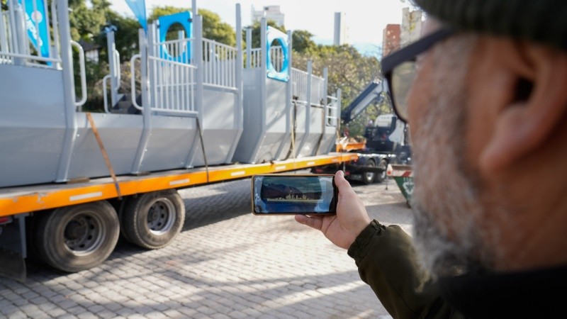 Fernando Vitale muestra una foto del ARA Belgrano tomada días antes de su hundimiento.