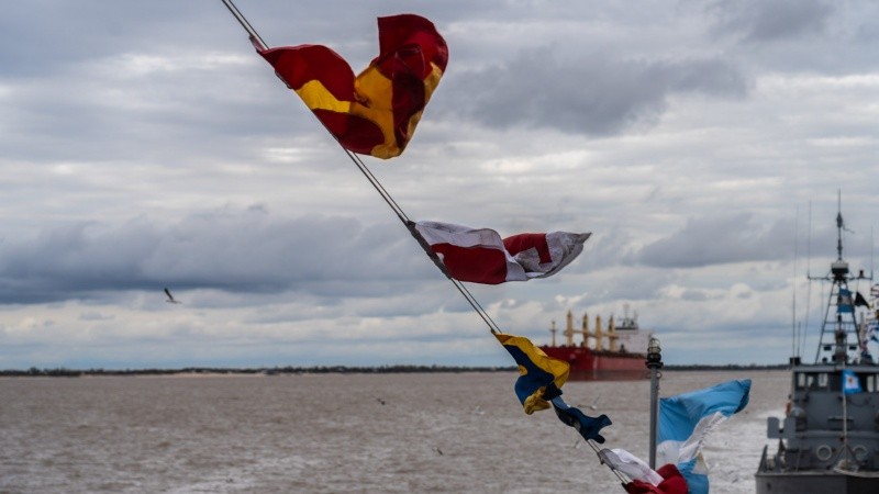 Tres buques de la Armada Argentina pasaron por la costa central de Rosario y fueron visitados por el público.