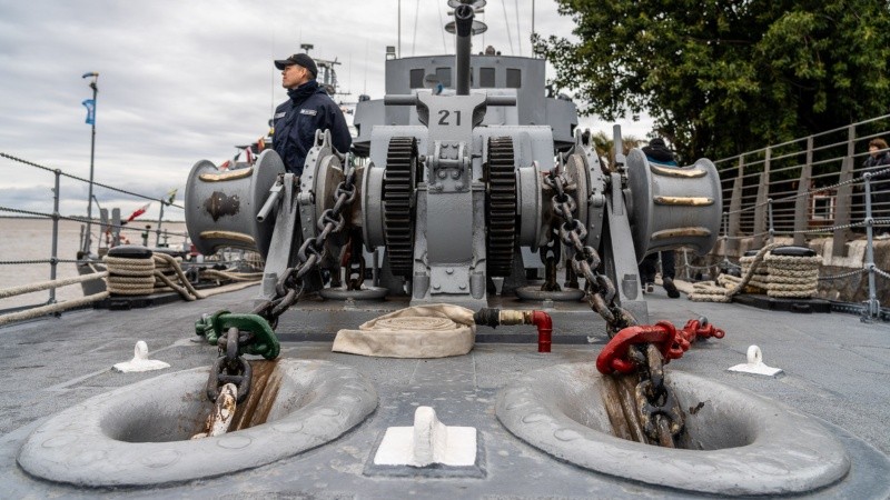 Tres buques de la Armada Argentina pasaron por la costa central de Rosario y fueron visitados por el público.