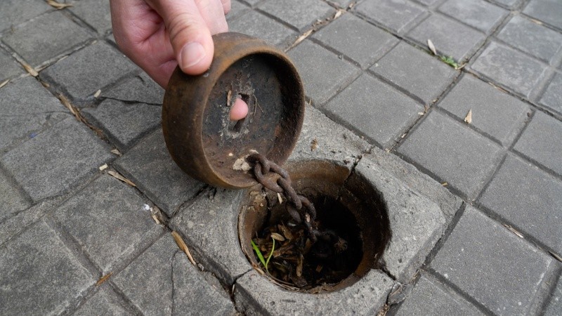 Una antigua tapa que protege conexiones a válvulas de caños maestros.