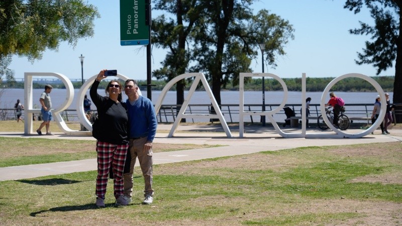 Un lugar de visita para los turistas: el cartel con el nombre de la ciudad en la costa céntrica.