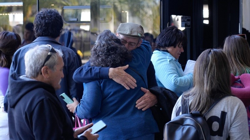 Algunos vienen y otros se van y en el medio los abrazos.