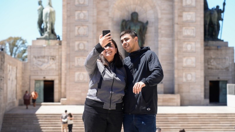 Turistas en el Monumento disfrutando de un día radiante.