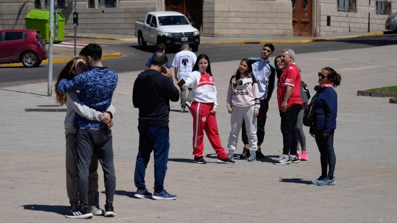 Turistas en el Monumento disfrutando de un día radiante.