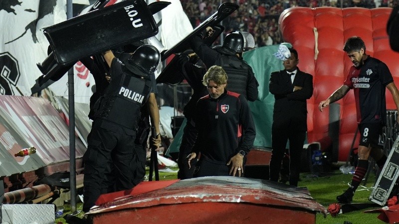 Heinzé se fue al vestuario insultado por los hinchas tras la derrota del domingo con Sarmiento.