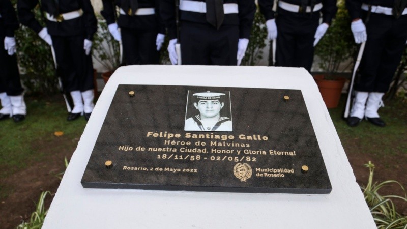 El homenaje a Felipe Gallo en el cementerio El Salvador, con la guardia de honor.