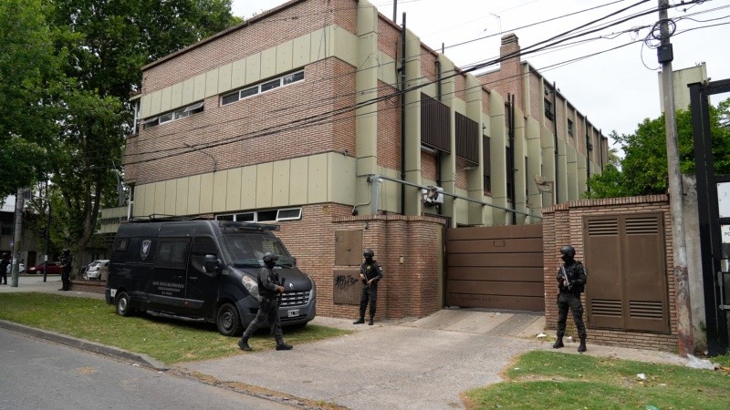 Frente al IML se montó un operativo especial, pero este lunes no hubo traslado del cuerpo.