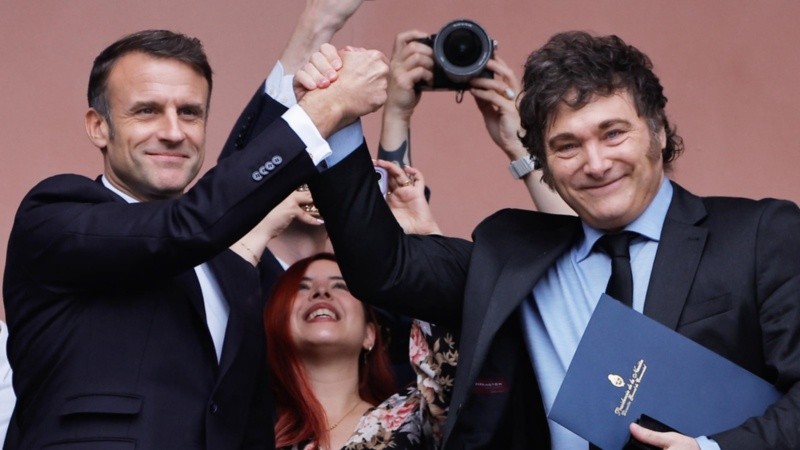 El presidente argentino y su par francés en el balcón de la Rosada.