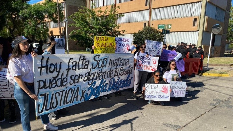 Movilización en la puerta de los Tribunales de San Lorenzo en pedido de Justicia por el femicidio.