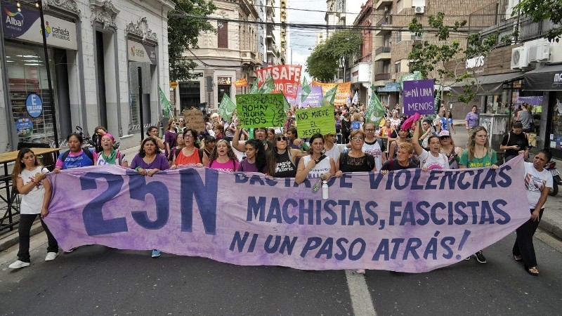 La columna de varias cuadras atravesaba el centro de la ciudad a media tarde.