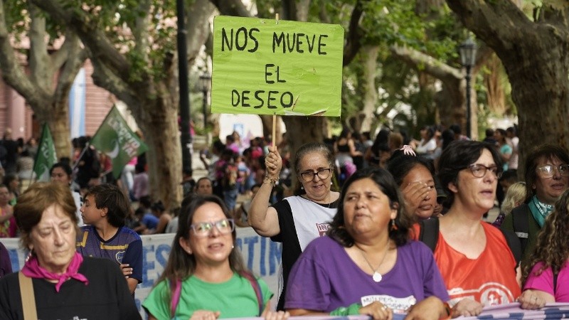 La columna de varias cuadras atravesaba el centro de la ciudad a media tarde.