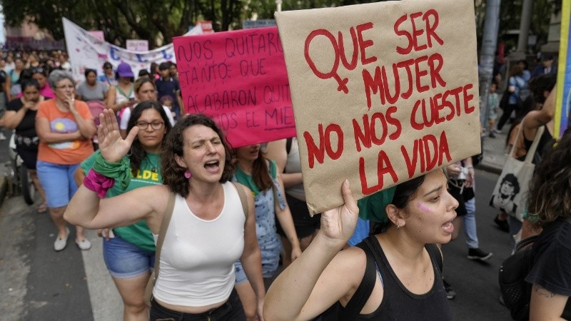 La columna de varias cuadras atravesaba el centro de la ciudad a media tarde.