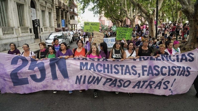 La columna de varias cuadras atravesaba el centro de la ciudad a media tarde.